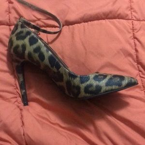 Trendy leopard pumps